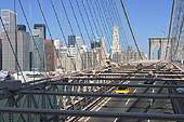Vue sur les voitures depuis la passerelle du pont de Brooklyn.