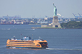Le ferry de Staten Island passe à quelques encablures de la statue de la Liberté.