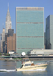 En été, les yachts sont de sortie sur l'East river.