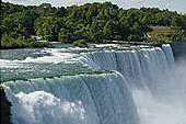 Les chutes du Niagara impressionnent par leur puissance.