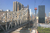 Le téléphérique longe le Queensboro bridge.